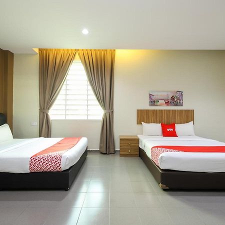 Oyo 89839 Riaz Hotel Malacca Екстер'єр фото