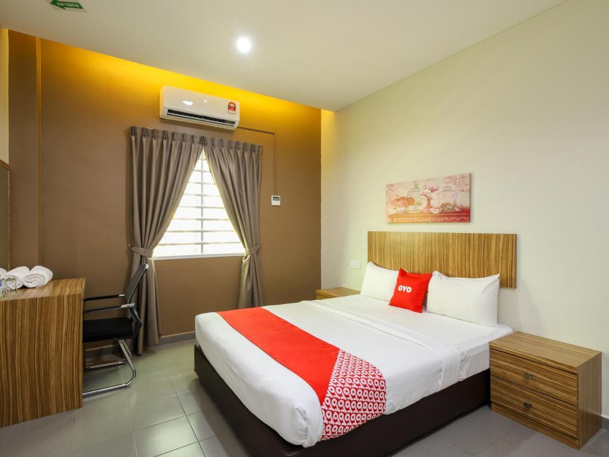 Oyo 89839 Riaz Hotel Malacca Екстер'єр фото
