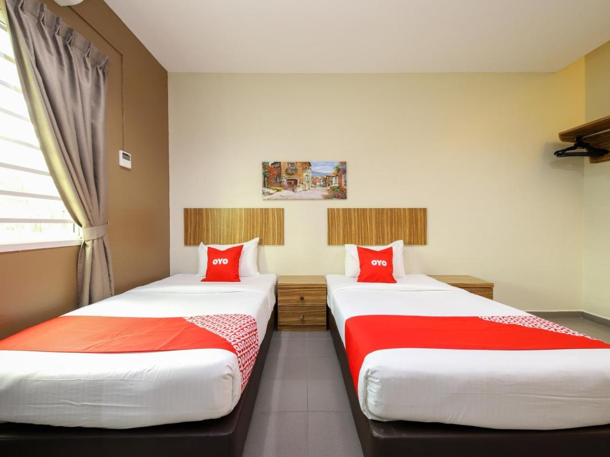 Oyo 89839 Riaz Hotel Malacca Екстер'єр фото